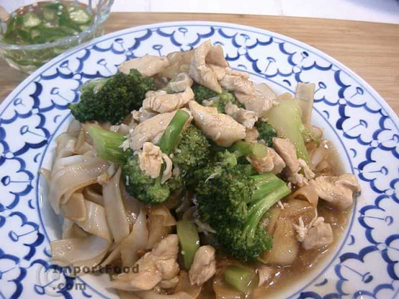 Thai-Style Wide Noodles In Thick Sauce, 'Kuaytiao Lad Na'