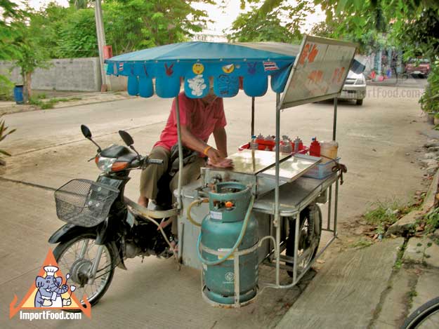 泰国街供应商准备装饰煎饼