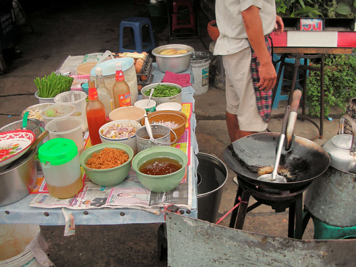 泰国街供应商准备泰国风格的炒面，'pad thai'