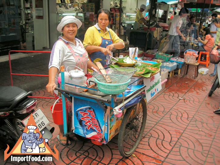 泰街小贩准备炸鱼饼